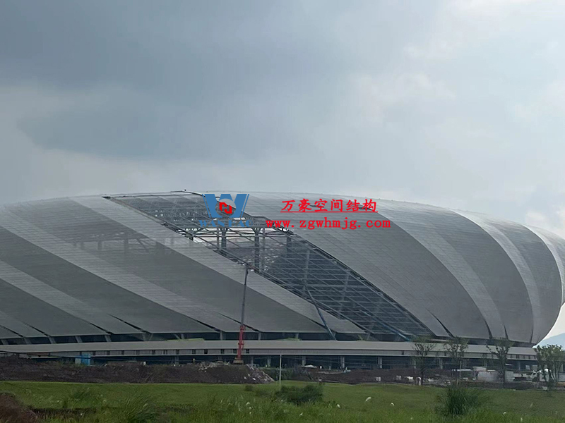 兩江新區(qū)加快建設(shè)龍興足球場(chǎng)（標(biāo)準(zhǔn)不降、工期不延、確保年底建成）