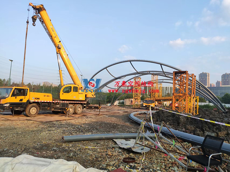 寧波諾丁漢大學室外運動場地改擴建項目膜結(jié)構(gòu)工程火熱施工中