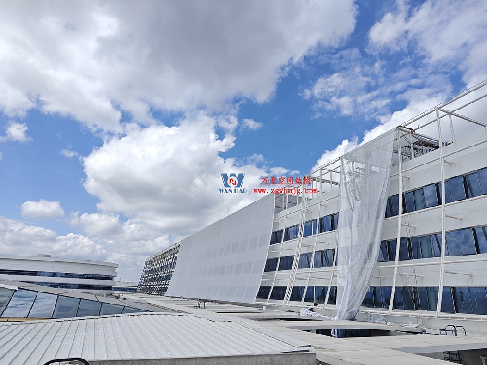 聚焦工程高質量建設，這個網格織物幕墻正在施工安裝中