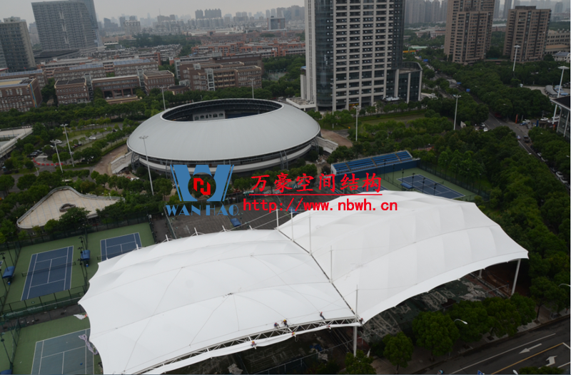 膜結(jié)構(gòu)遮陽(yáng)雨棚有哪些特點(diǎn)？如何選擇合適的膜結(jié)構(gòu)遮陽(yáng)棚公司？