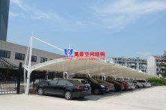 私家車(chē)膜結(jié)構(gòu)停車(chē)棚造價(jià)多少？轎車(chē)膜結(jié)構(gòu)車(chē)棚一平方價(jià)格最新報(bào)價(jià)