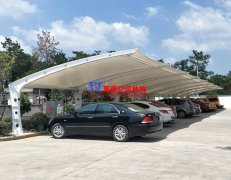 為何膜結(jié)構(gòu)車棚越來越受歡迎？小轎車車棚為什么都選用膜結(jié)構(gòu)車棚？