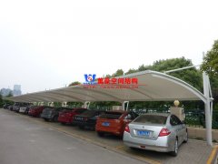 汽車車棚有哪幾種種類形式？為什么膜結(jié)構(gòu)車棚會成為汽車車棚優(yōu)選？