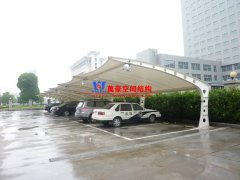 什么是鋼結(jié)構(gòu)雨棚？鋼結(jié)構(gòu)雨棚有哪些種類？