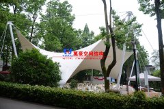如何操作來保證膜結構工程能承受一定的外荷載？