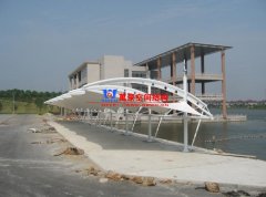 膜結構車棚與塑膠車棚對比有哪些優(yōu)勢？