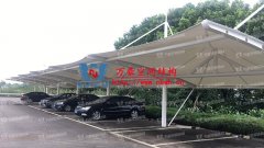 膜結(jié)構(gòu)的車棚有什么特點(diǎn)？為什么膜結(jié)構(gòu)的車棚如此受歡迎？